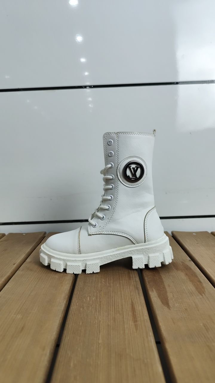 (502076) بوت بچگانه LV